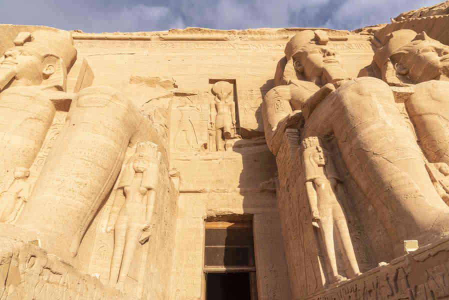 Egipto 135 - Abu Simbel - Gran Templo de Ramsés II.jpg